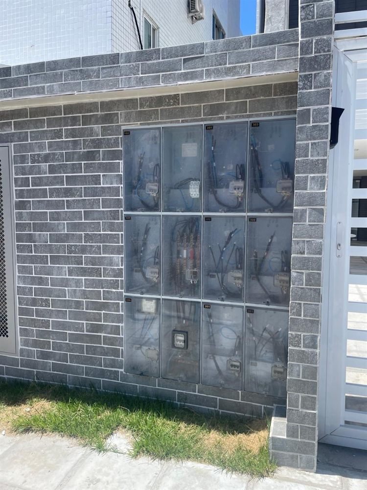 Padrão residencial coletivo com vários medidores em fachada